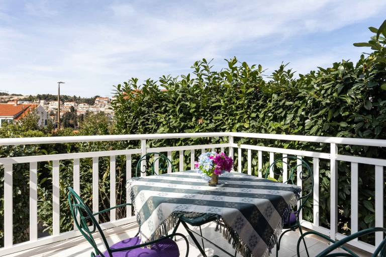 Holiday apartment with barbeque, yard & patio — photo 2