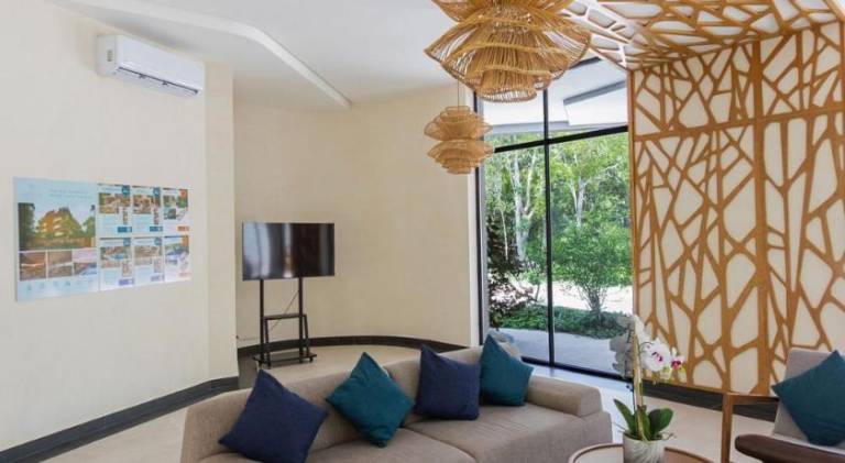 Apartment with private pool & patio — photo 5