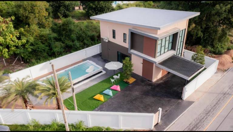 Green Beach Pool Villa Pattaya in Chonburi