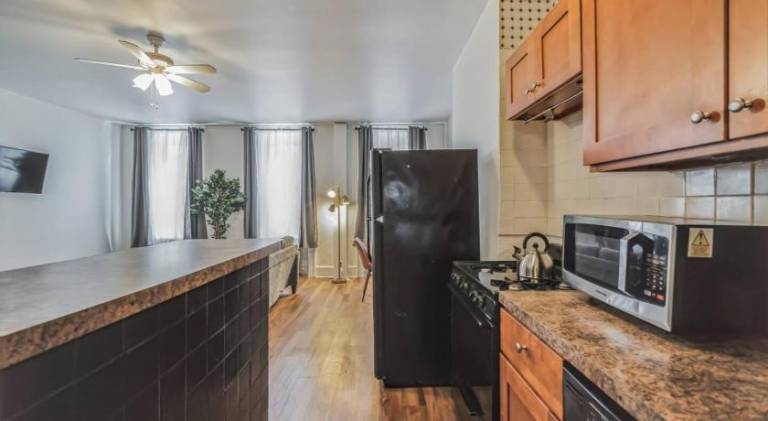 Large Historical 1BR Center City that Sleeps 4 — photo 4