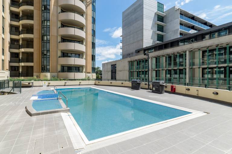 Central 2 bed Apartment with Pool Gym and Spa