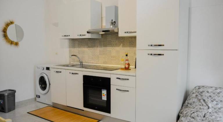 Rental apartment with BBQ & yard — photo 3