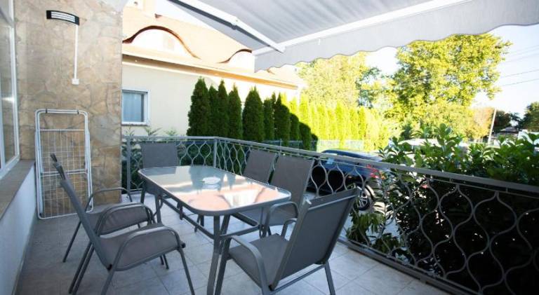 Rental apartment with barbeque, terrace & yard — photo 4
