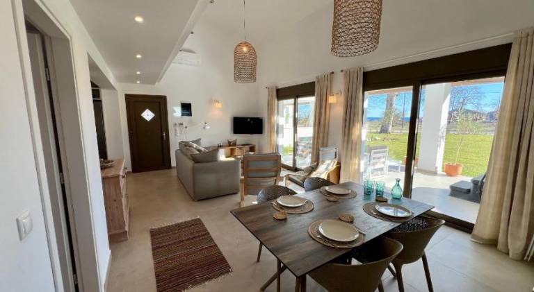 Vacation home with patio, barbeque & yard — photo 3