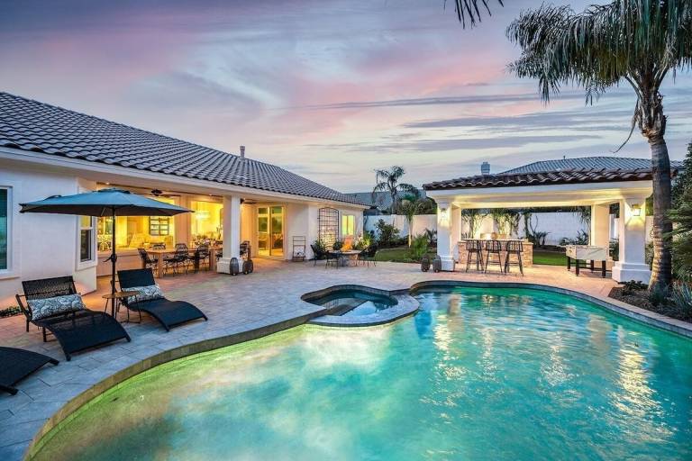 House Paradise Valley Village