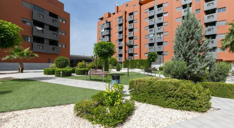 Apartment with private pool, garden & patio | Pet-friendly — photo 3