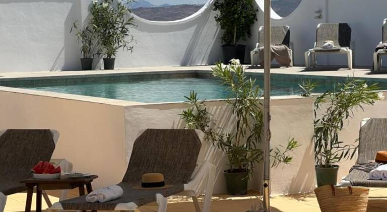 Villa with pool — photo 4