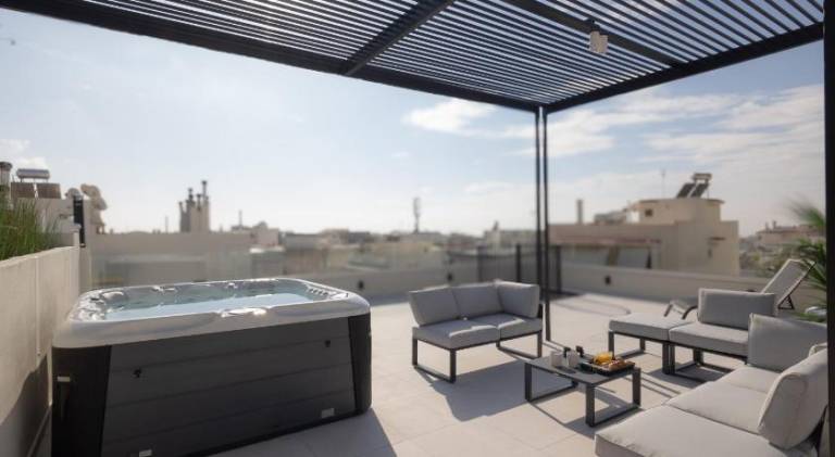 Serviced apartment with hot tub & terrace — photo 4