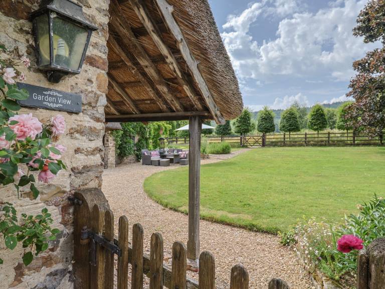 Family-oriented cottage with garden & hot tub | Pets allowed — photo 3