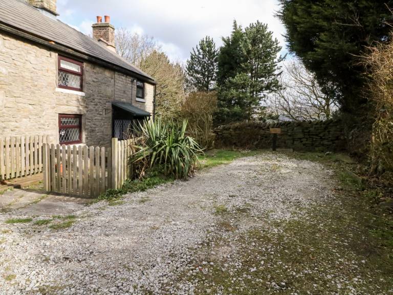 Cottage with garden — photo 2
