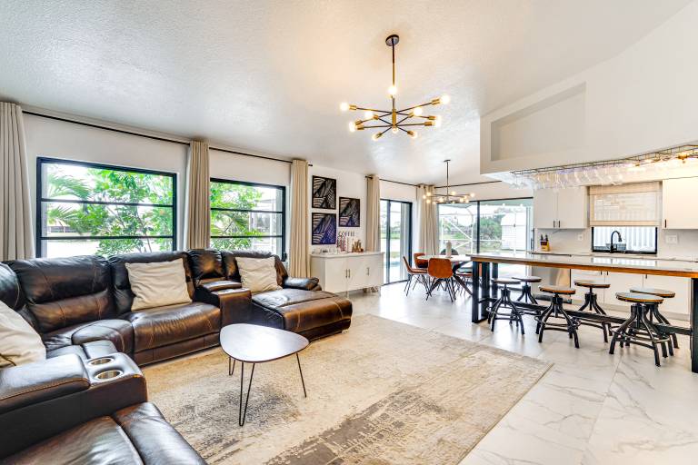 Group Getaway: Luxe Lakeside Gem in Port Charlotte — photo 3