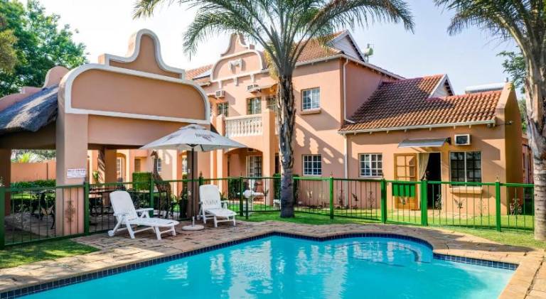 Charming lodge with pool, garden & grill | Pet-friendly — photo 3