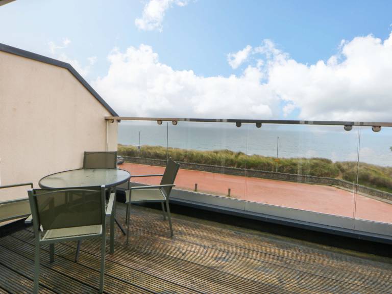 Family-oriented beautiful cottage with yard | Beach view | Pet-friendly in Pwllheli