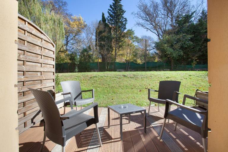 Serviced apartment with sauna, patio & pool in Vitrolles