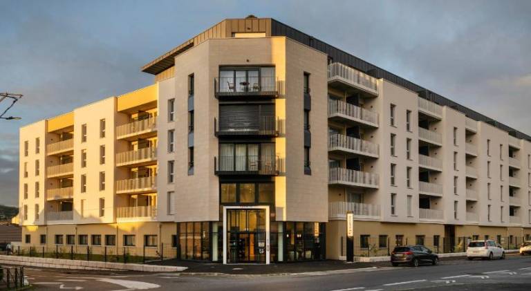 Serviced apartment with patio, pool & yard in Gaillard