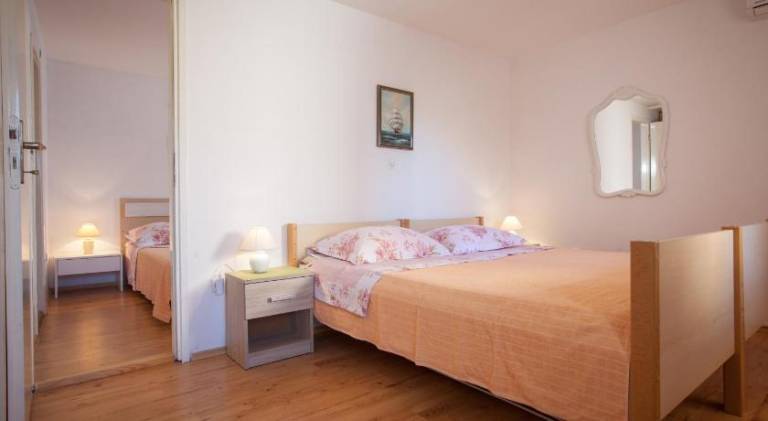 Rental apartment with terrace, barbecue & yard in Baska Voda