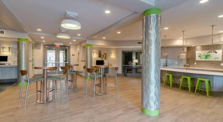 Apartment with pool — photo 3