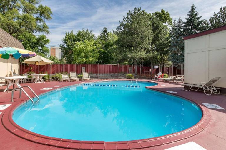 Rodeway Inn Auburn Hills - Detroit — photo 4
