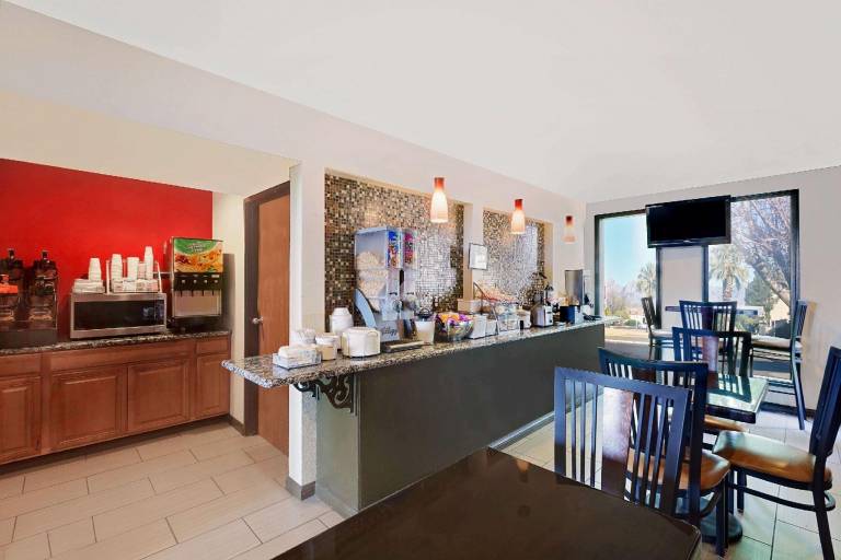 Super 8 By Wyndham Fayetteville — photo 2