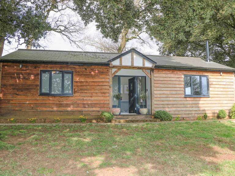 Cottage with garden — photo 2