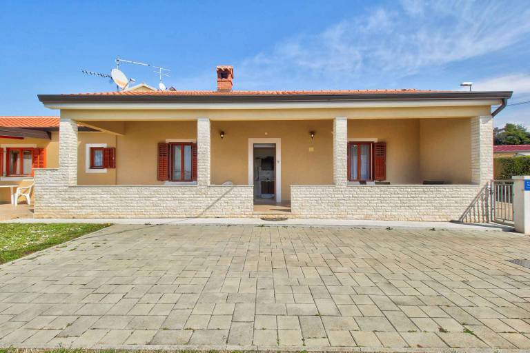 Rental apartment with yard, barbeque & patio in Umag