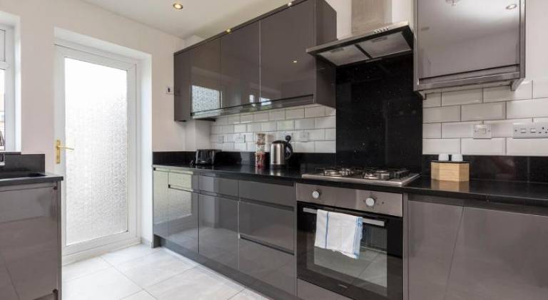West Green House Spacious 3BR, Wifi, Paid Parking, Next to Crawley Hospital, Close to Gatwick Airport, — photo 3