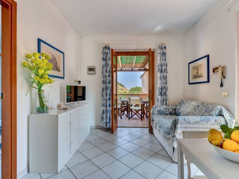 Rental apartment with patio, yard & pool | Sea view — photo 5