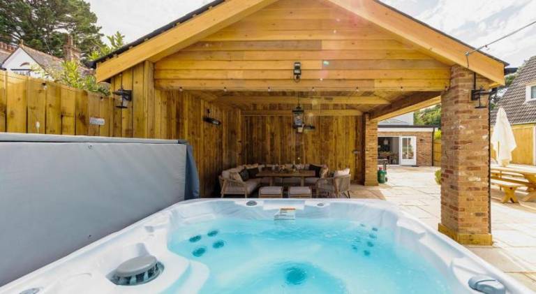 Beautiful vacation home with jacuzzi | Pet-friendly — photo 3