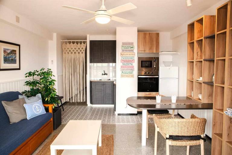 Beautiful rental apartment with BBQ, pool & patio | Sea view | Close to the beach | Dogs allowed — photo 4