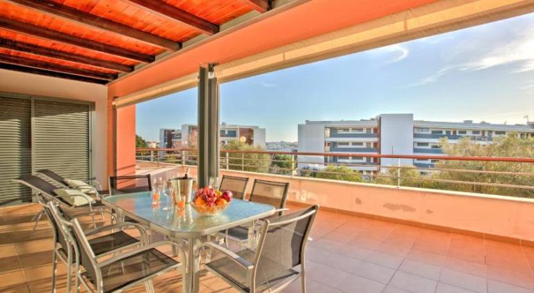 Rental apartment with pool, terrace & garden in Lagos