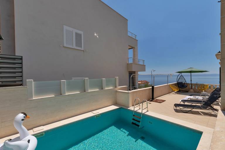 Villa with private pool, barbeque & patio | Water view — photo 4