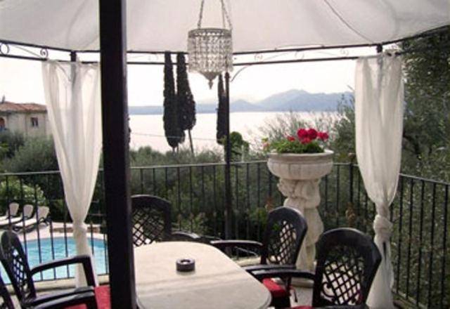 Rental apartment with private pool, barbecue & yard — photo 4