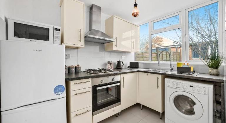 Fully equipped beautiful house with yard | Pets are welcome — photo 3