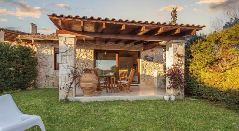 Vacation home with terrace, garden & barbecue in Kassandra