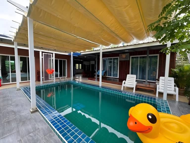Villa with yard & pool in Phetchaburi