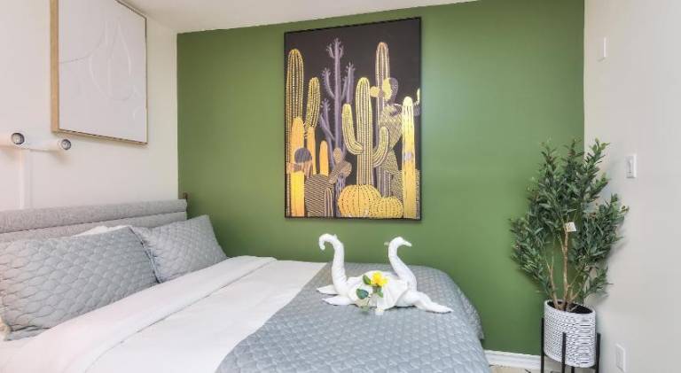 Apartment | Close to Notre-Dame Basilica | Pets are welcome in Montréal, QC