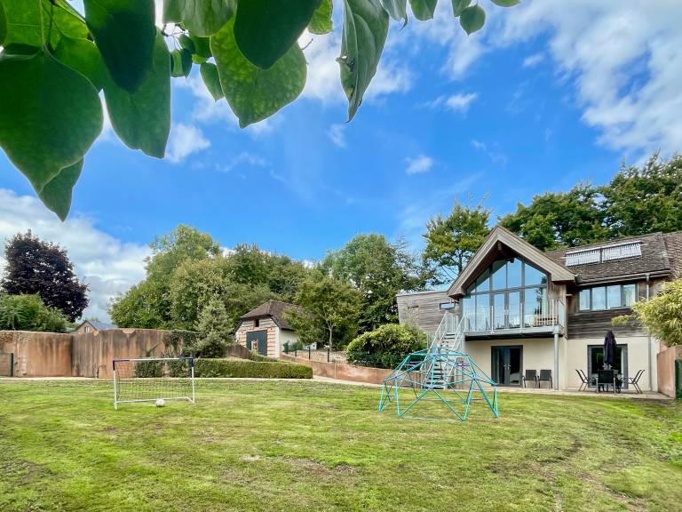 Cottage with terrace, garden & barbeque in Taunton