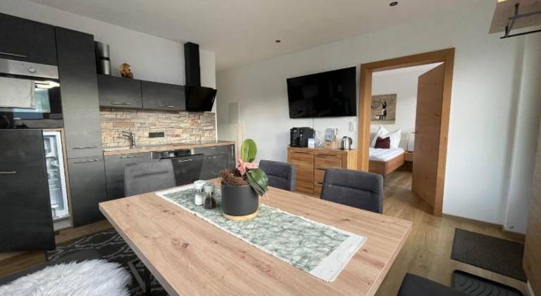 Apartment with grill, patio & yard — photo 3