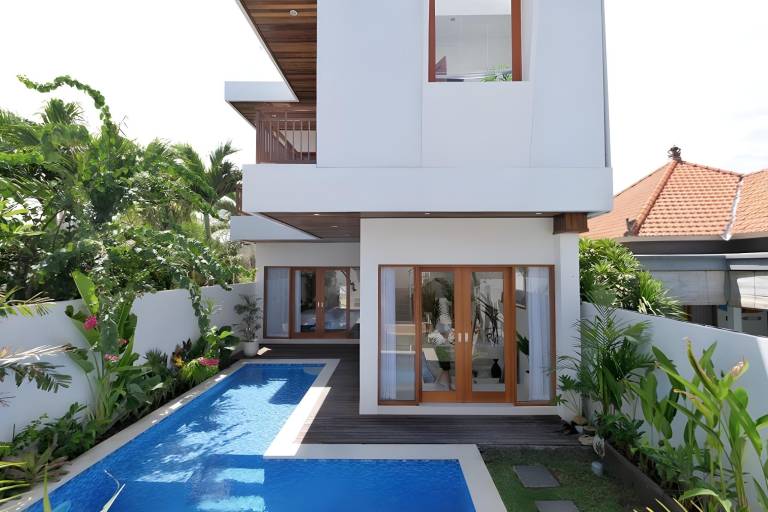Villa with yard & pool — photo 4