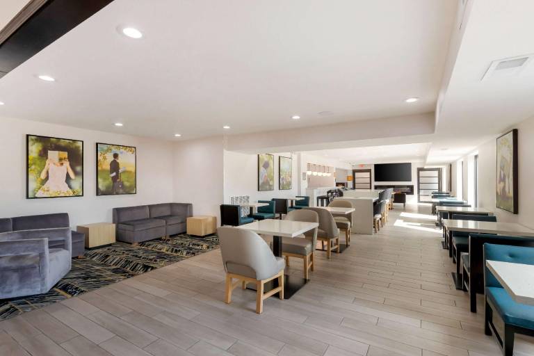 La Quinta Inn & Suites by Wyndham Des Moines West Clive — photo 2