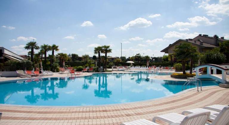 Charming serviced apartment with patio, pool & barbecue | Pet-friendly in Pozzolengo