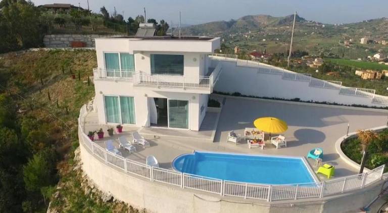 Villa with barbeque & pool — photo 5