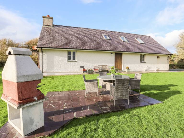 Children-friendly cottage with garden | Dogs allowed in Holyhead