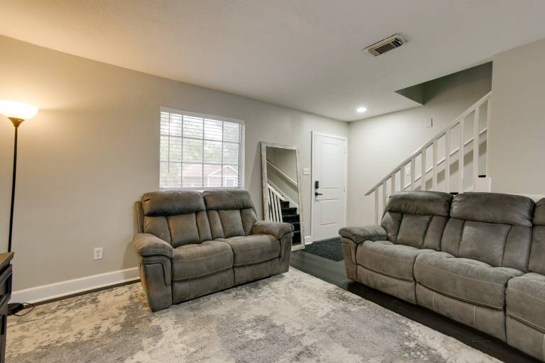 4 Mi to IAH: Suburban Houston Townhome — photo 4