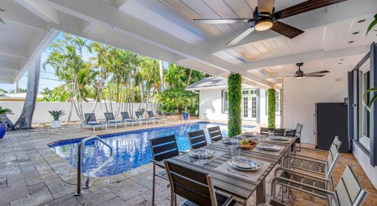 Private neighborhood Heated Pool Walk To Beach Lush Surroundings Harbor Key — photo 4
