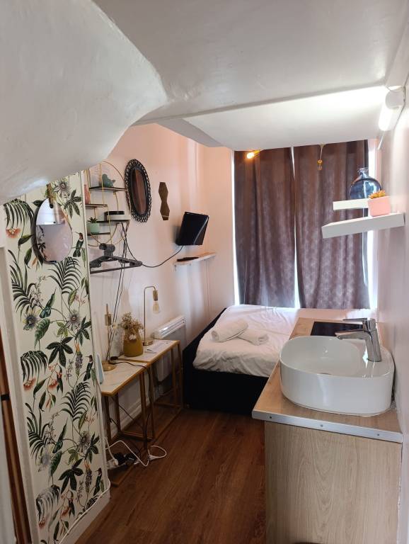 Adorable updated studio in the heart of the bustling Le Marais district — photo 2