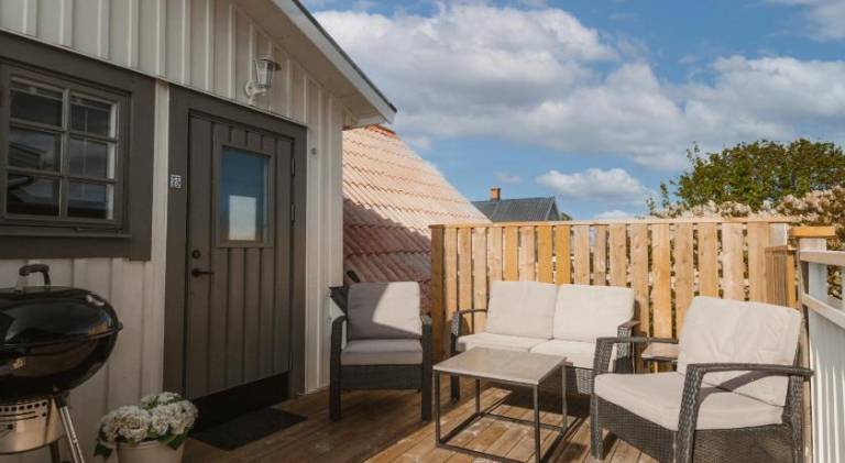 Beautiful serviced apartment with patio, BBQ & yard | Beach nearby | Pet-friendly — photo 3