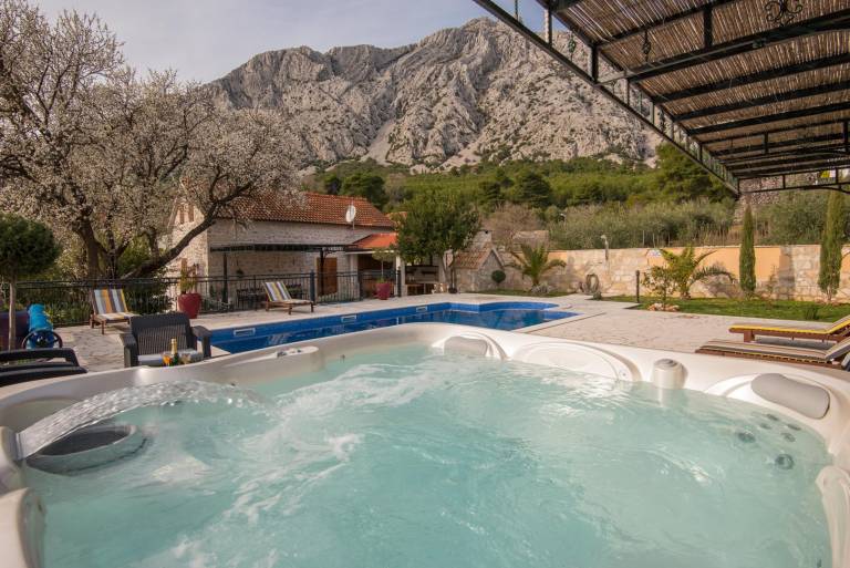 Villa with private pool, barbeque & patio | Mountain view — photo 2