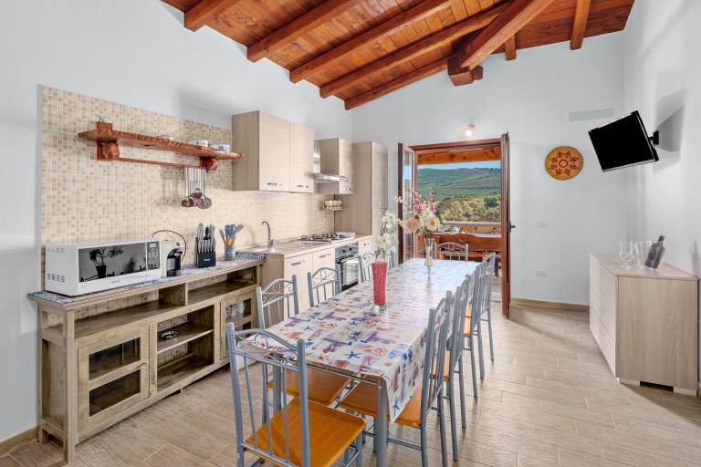 Fully equipped vacation home with BBQ, yard & patio | Garden view | Dogs allowed — photo 4
