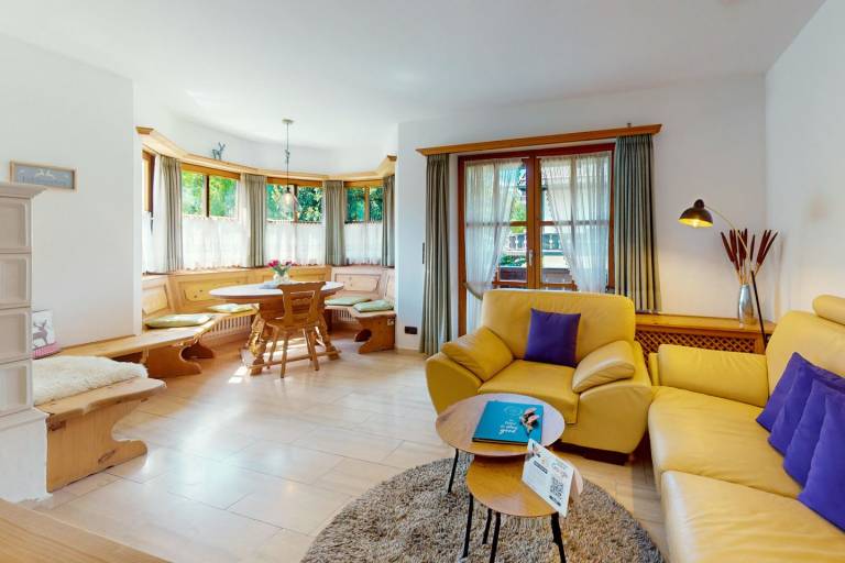 Alpine comfort on two floors - cozy vacation apartment with three balconies in Garmisch-Partenkirchen